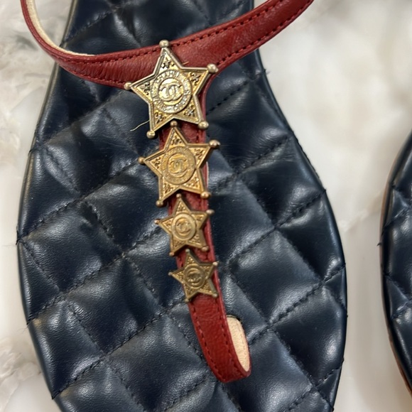 Chanel sandals. Authentic. Navy blue quilted base. Dark red/maroon strap - Picture 3 of 12